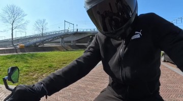 Cyclist Wrecks With Motorcycle When Trying to Overtake From the Right