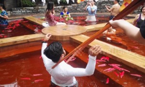Hot spring bathing area in China looks just like a hotpot
