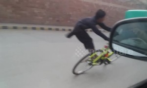 Amazing Pakistani cyclist does tricks while riding through open traffic