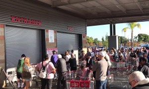Hundreds queue for Costco's Black Friday sales in Venice, Los Angeles