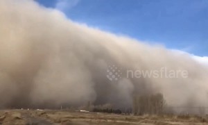 Giant wall of sand shrouds Chinese city