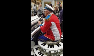 Elton John impersonator entertains London shoppers with street performance