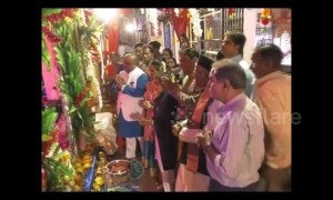 Worshippers receive cigarettes, alcohol and sweets at bizarre Hindu shrine