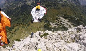 Group makes incredible wingsuit jump at Icarus Cup 2018