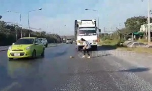 Brave woman halts traffic to rescue kitten stranded on road