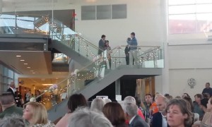 Marine brother surprises sister during wedding ceremony