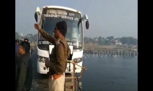 40 passengers get evacuated from bus teetering on the edge of a bridge