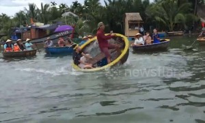 You spin me right round! Tourists take spinning basket boat challenge