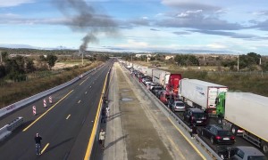 Huge queues as Yellow vests block motorway at French-Spanish border