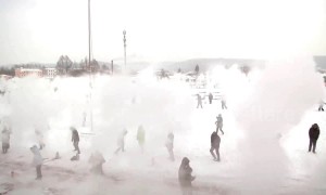 In China, 1,200 people threw hot water into -53 degrees Celsius air, creating giant ice clouds