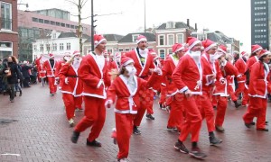 Thousands of Santas run through Netherlands city