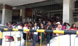 Shoppers flee mall after earthquake hits Philippines