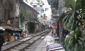 Jaw-dropping footage shows train passing through narrow street in Vietnam