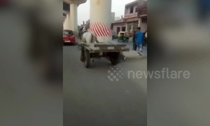 Horse runs loose on a busy road after fleeing from its owner in the Indian capital Delhi