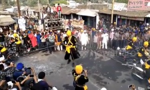 7-foot-6 Indian cop holds back six motorcycles with only his hands