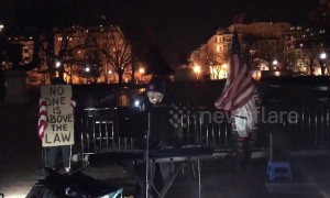 #KremlinAnnex protesters gather outside White House as government shutdown nears record