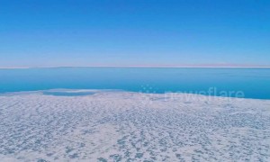 Spectacular drone shows China’s largest saltwater lake freezing