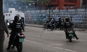 Police officers clashes with civilians in Caracas