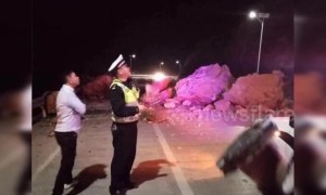 Coach crashes into giant fallen rocks after landslide in China