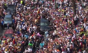 "Presidente!" Venezuelans surround vehicle of Juan Guaidó