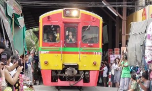 A walk around the Thai market that's built on a train line