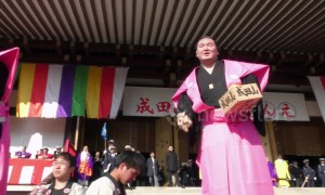 Sumo grand champion Hakuho tosses beans at 'setsubun' festival in Japan