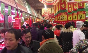 Hundreds of shoppers flood supermarket preparing for the Lunar New Year