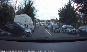 'Smart car, dumb driver'? Tiny car parks horizontally holding up traffic
