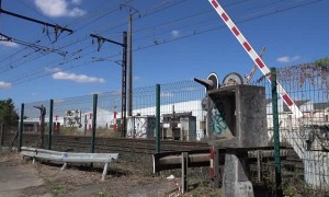 Unnecessary former level crossing still works in France