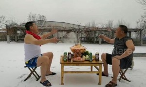 Two friends fulfill special promise of enjoying hotpot in snow