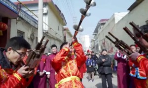Skilful teen plays ten Chinese horns in one go