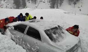 Rescuers save three vehicles buried in massive avalanches in China