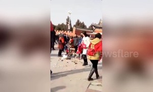 Chinese urban management officer violently smashes old vendor’s cart