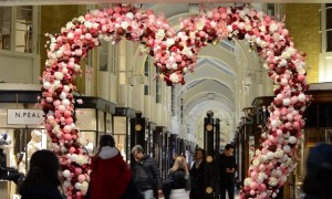 London bubbles over with Valentine's Day spirit