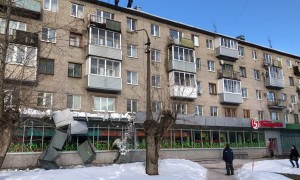 Cleaners Drop Ice from Roof Without a Care