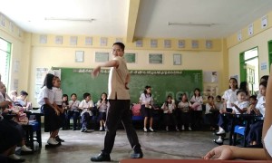 Teacher does full dance routine mid-class to his students' amazement