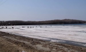 Fishermen Flee as Ice Begins to Break