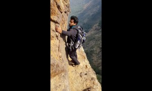Daredevil takes on dangerous trail walk along cliff edge in India