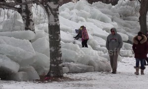 Tourists flock to see ice mountains in Fort Erie, Canada