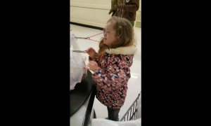 Little girl with special needs tells cashier 'I love you' after he lets her bag groceries