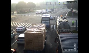 Hero oil tanker driver attempts to stop moving car with fainted motorist inside in China's Jiaxing