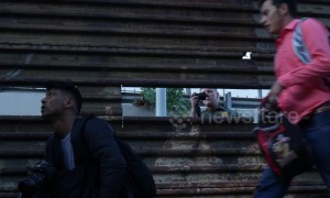 US Border Patrol filmed photographing journalists at border fence