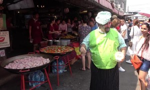 Chef amuses tourists with bizarre cooking technique