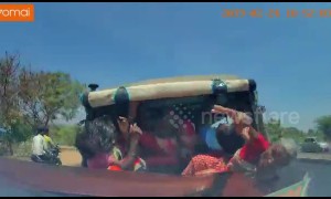 Tuk-tuk passengers survive terrifying crash on Indian road