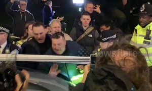 Far-right mob surrounds parked car despite police orders