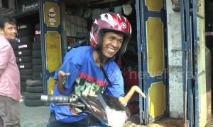 Man with rare arm deformity shows how he can ride a motorcycle