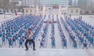 PE teacher leads dance routine with hundreds of students in China