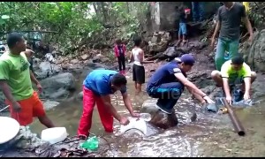 Residents bath in river stream amid nationwide blackouts in stricken Venezuela