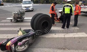 Tyre falling off semitrailer runs over worker on Chinese highway