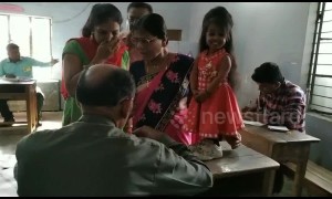 World's smallest woman casts her vote in world's largest election in India